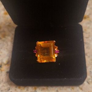 Beautiful VINTAGE 10 carat citrine & ruby ring set in 10kt Gold